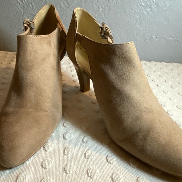 BANDOLINO Tan Women’s Cutout Booties - Picture 12 of 16